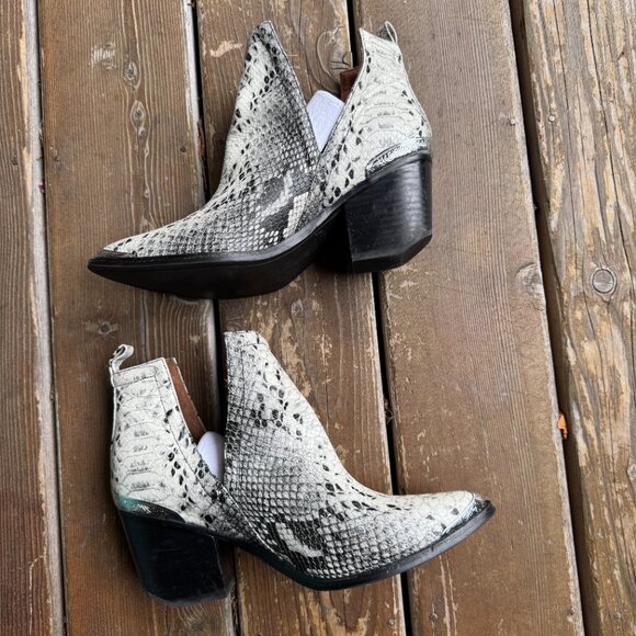 EUC Jeffrey Campbell Cromwell Cutout Booties Black and White Snake Women's 9.5 - Picture 3 of 15